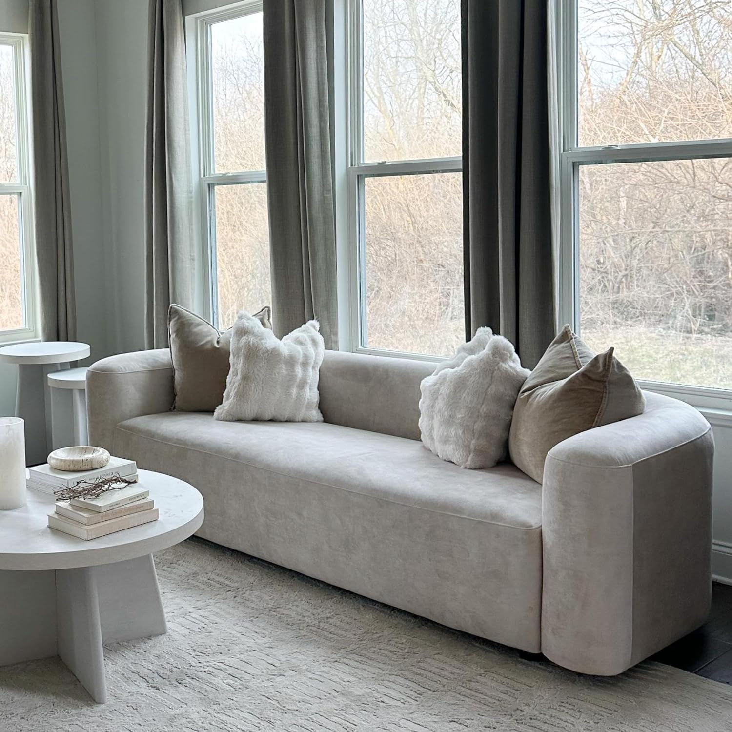 Modern 3-seater velvet sofa with curved back in neutral tone, wood frame detail — view 4