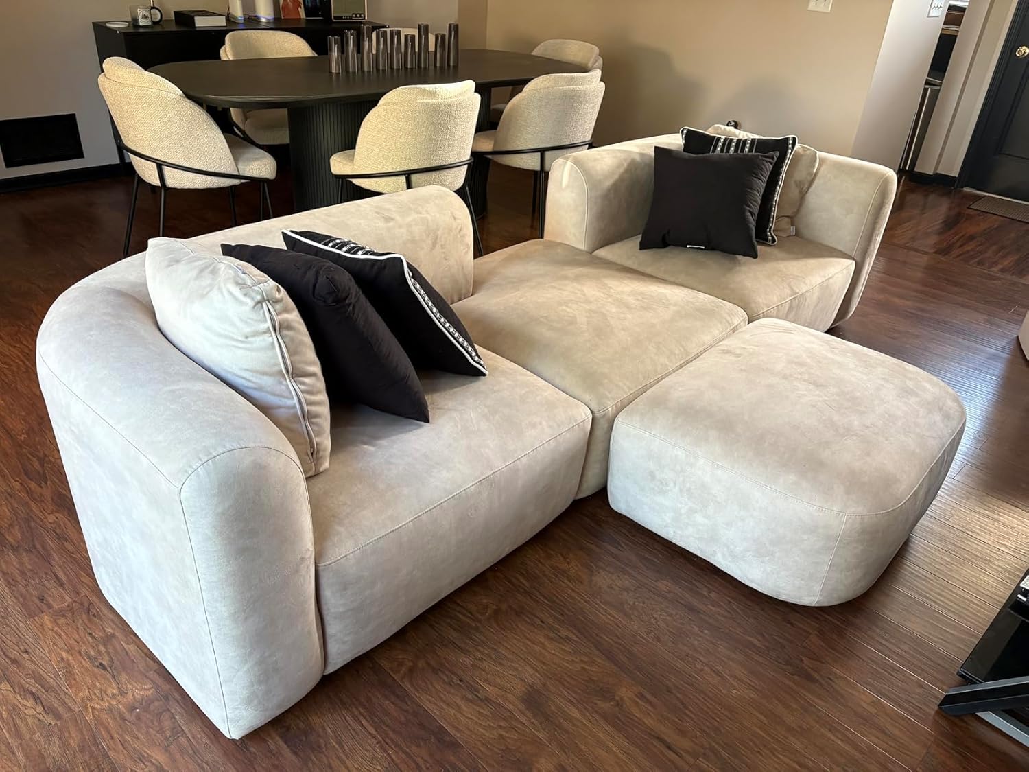 [Color] velvet [form factor] with curved back and wood frame, [angle view] for modern minimalist living room — view 2